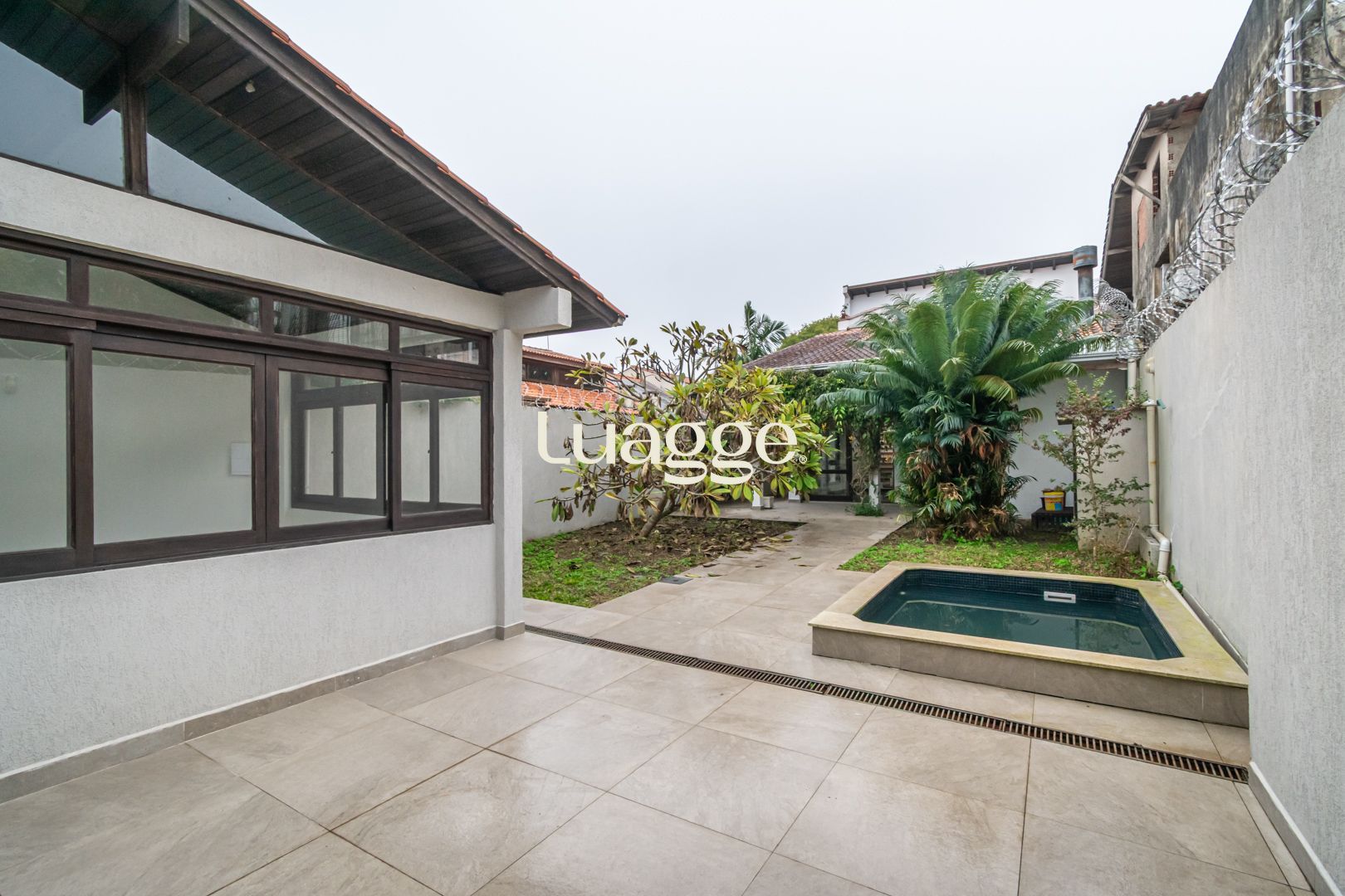 Casa à venda com 3 quartos, 355m² - Foto 1