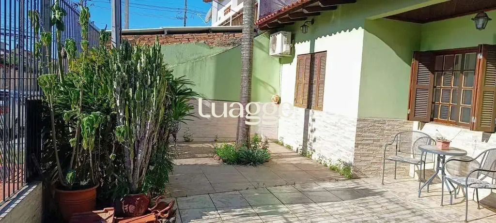 Casa à venda com 3 quartos, 136m² - Foto 1
