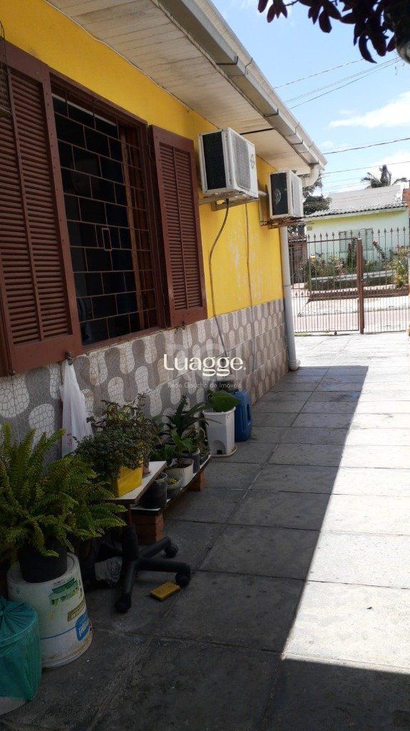 Casa à venda com 4 quartos, 97m² - Foto 1