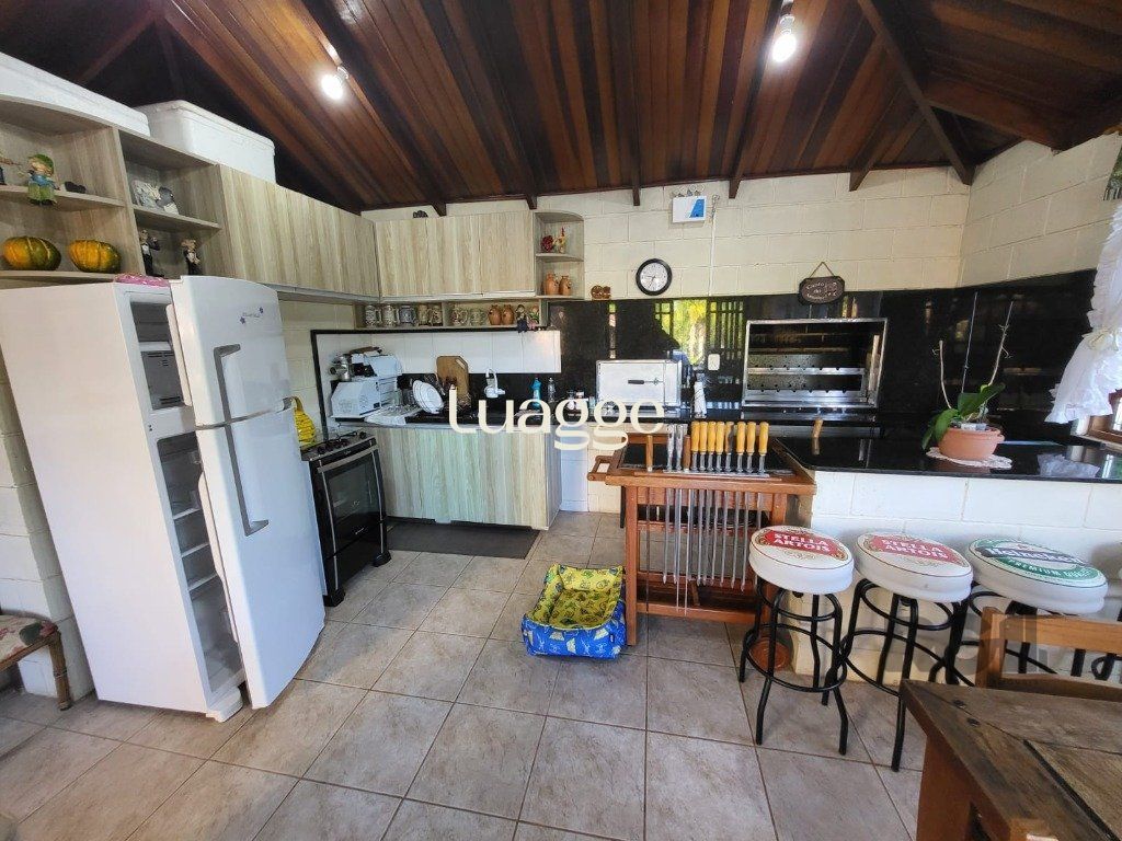 Casa de Condomínio à venda com 4 quartos, 230m² - Foto 2