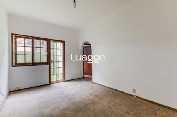 Apartamento no Partenon térreo de 2 dormitórios e 2 pátios DESOCUPADO