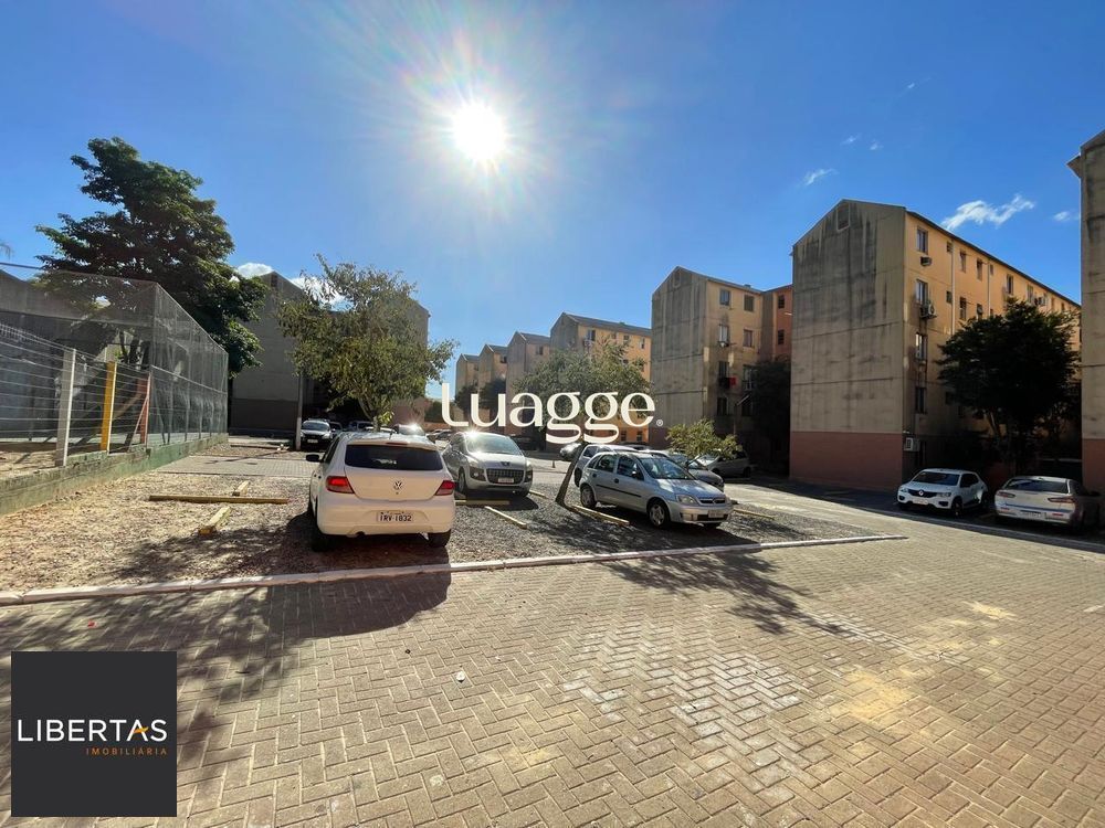 Apartamento semi mobiliado à venda em Porto Alegre, bem localizado, a duas quadras da FAPA, situado no 2° andar. O imóvel possui 2 quartos e 1 banheiro e 1 vaga de garagem.