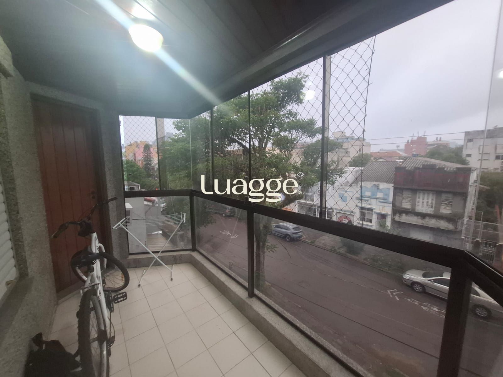 Apartamento para venda, composto por 2 dormitórios sendo 1 suíte, living com sacada integrada e 1 vaga de garagem coberta.