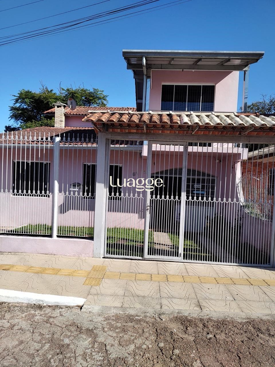 Casa residencial semi-mobiliada à venda em Esteio-RS, com 5 quartos, sala, cozinha, 3 banheiros, e 2 vagas de garagem, Área construída com 228m² e área do terreno com 200m².