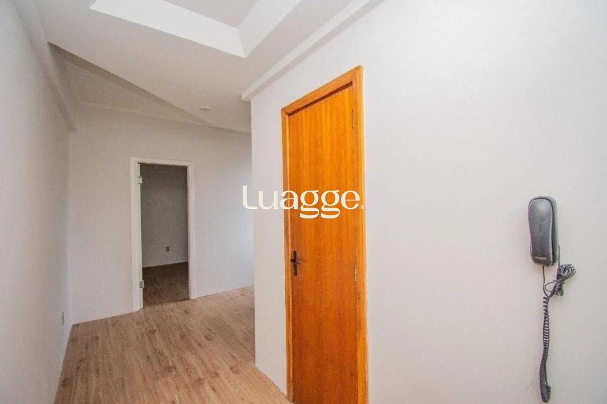 Sala comercial de 24,74 m² à venda em Petrópolis, esquina com a 24 de Outubro.
