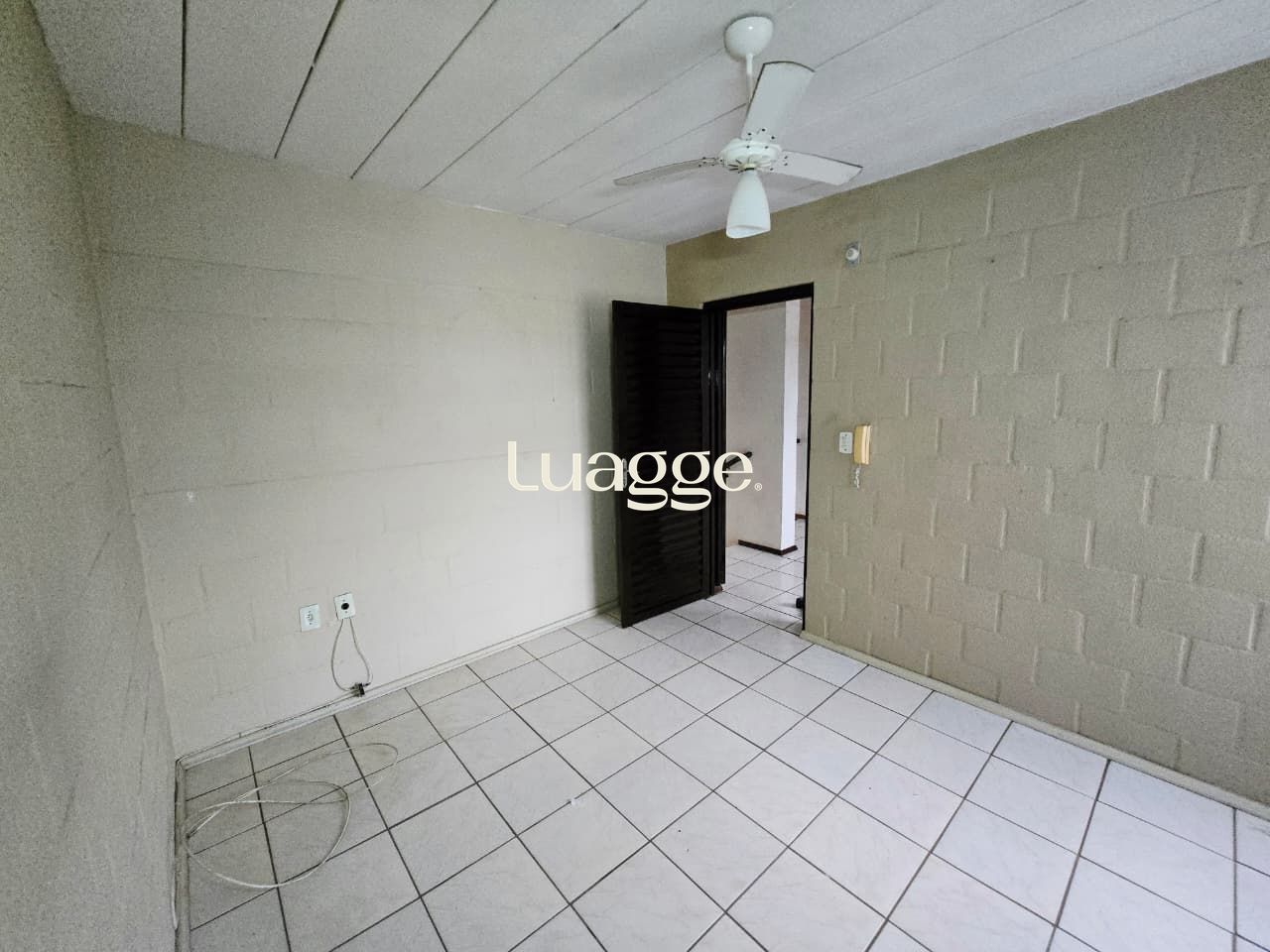 Apartamento com 2 quartos, portaria 24hr e vaga no bairro Lomba do Pinheiro