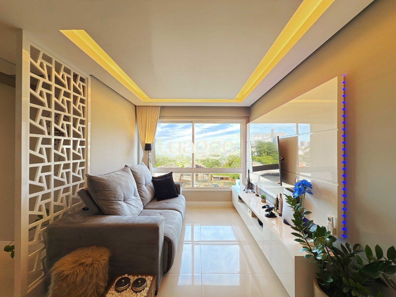 Apartamento mobiliado de 2 quartos, elevador e 1 vaga no bairro Morro Santana