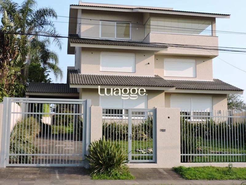 Casa nova de 600m² com 4 dormitórios e 3 vagas