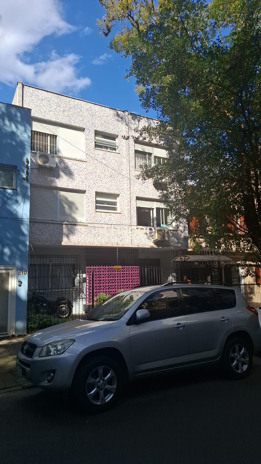 Apartamento térreo no Bom Fim, 77m², 2 dorm., dependência de empregada e pátio.
