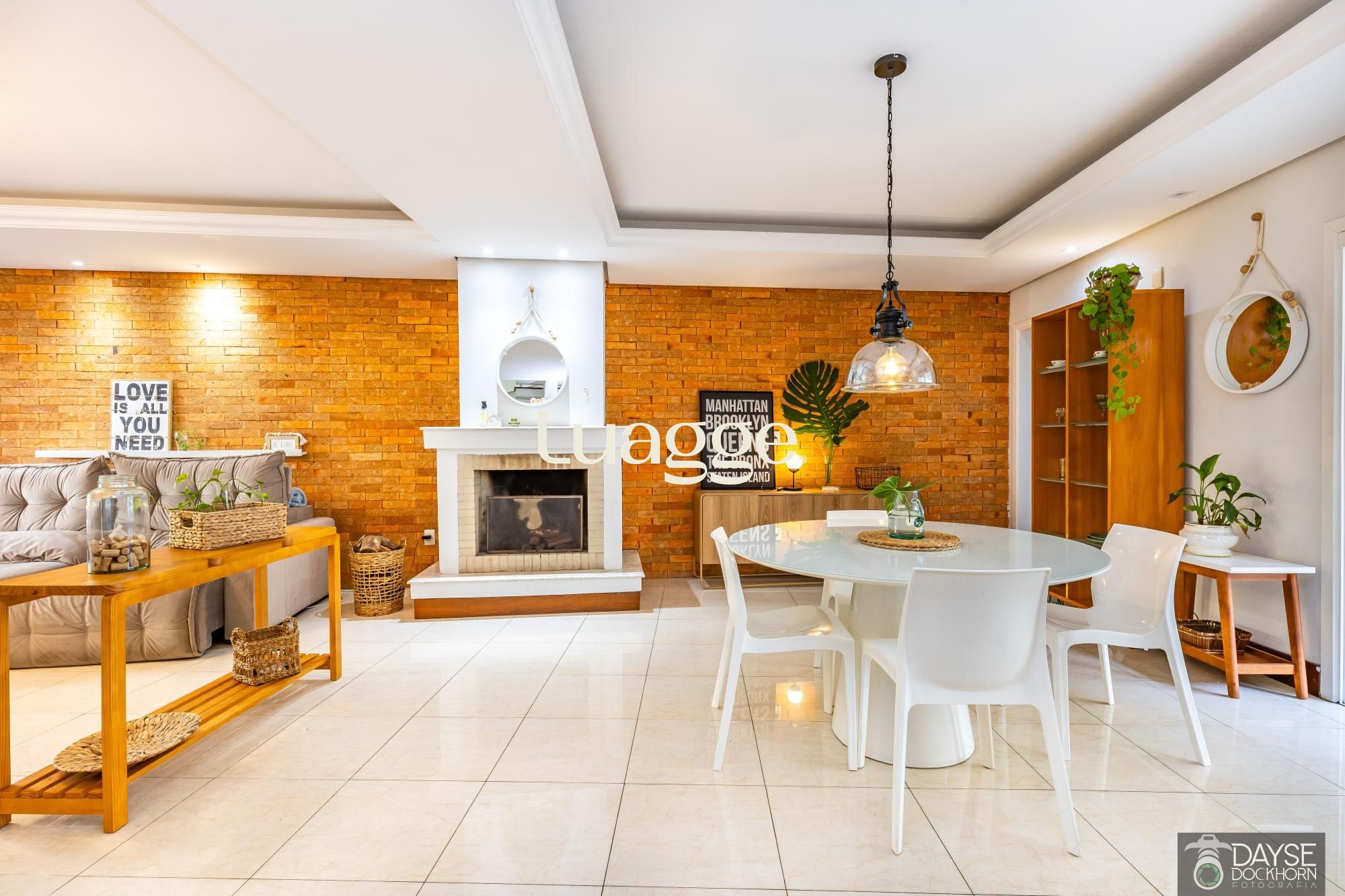 Sala de jantar integrada em casa no Ecoville