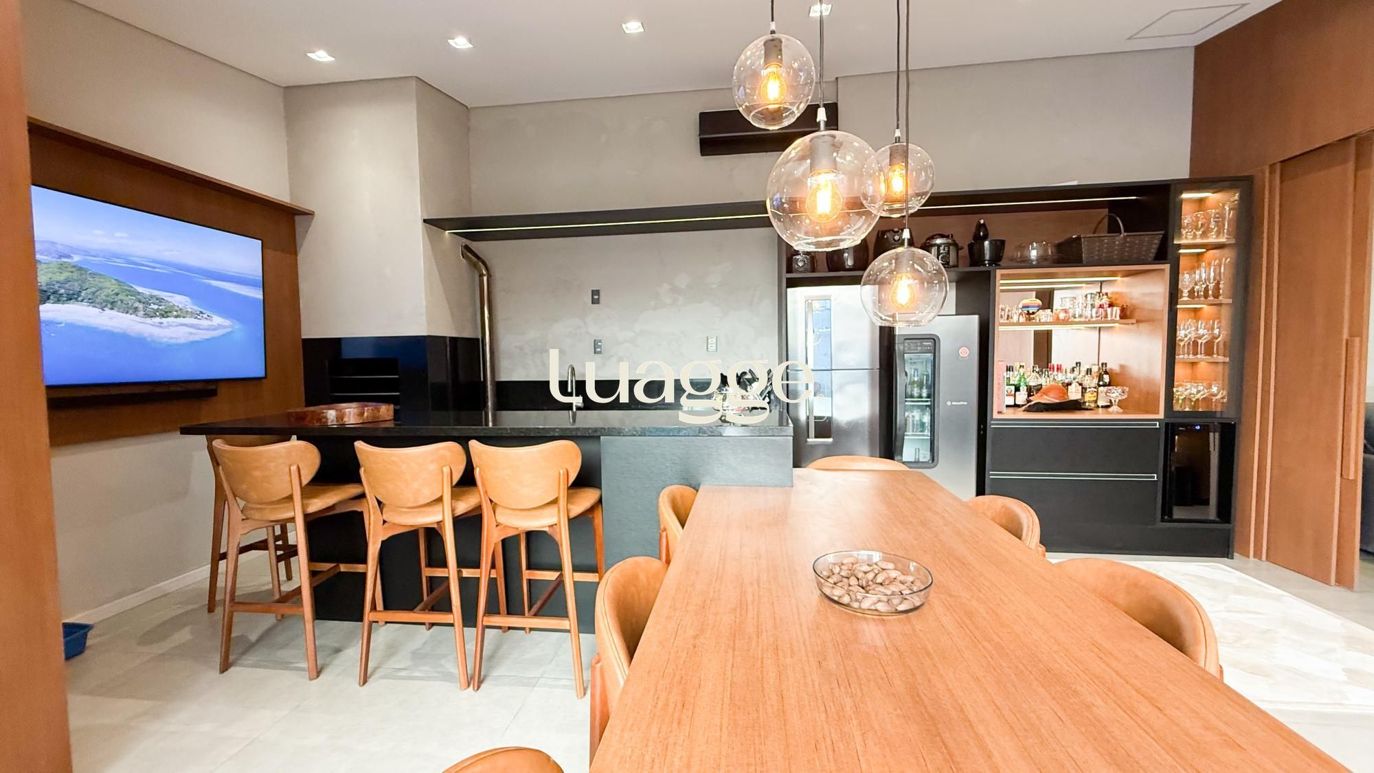 Espaço gourmet com churrasqueira e cozinha planejada