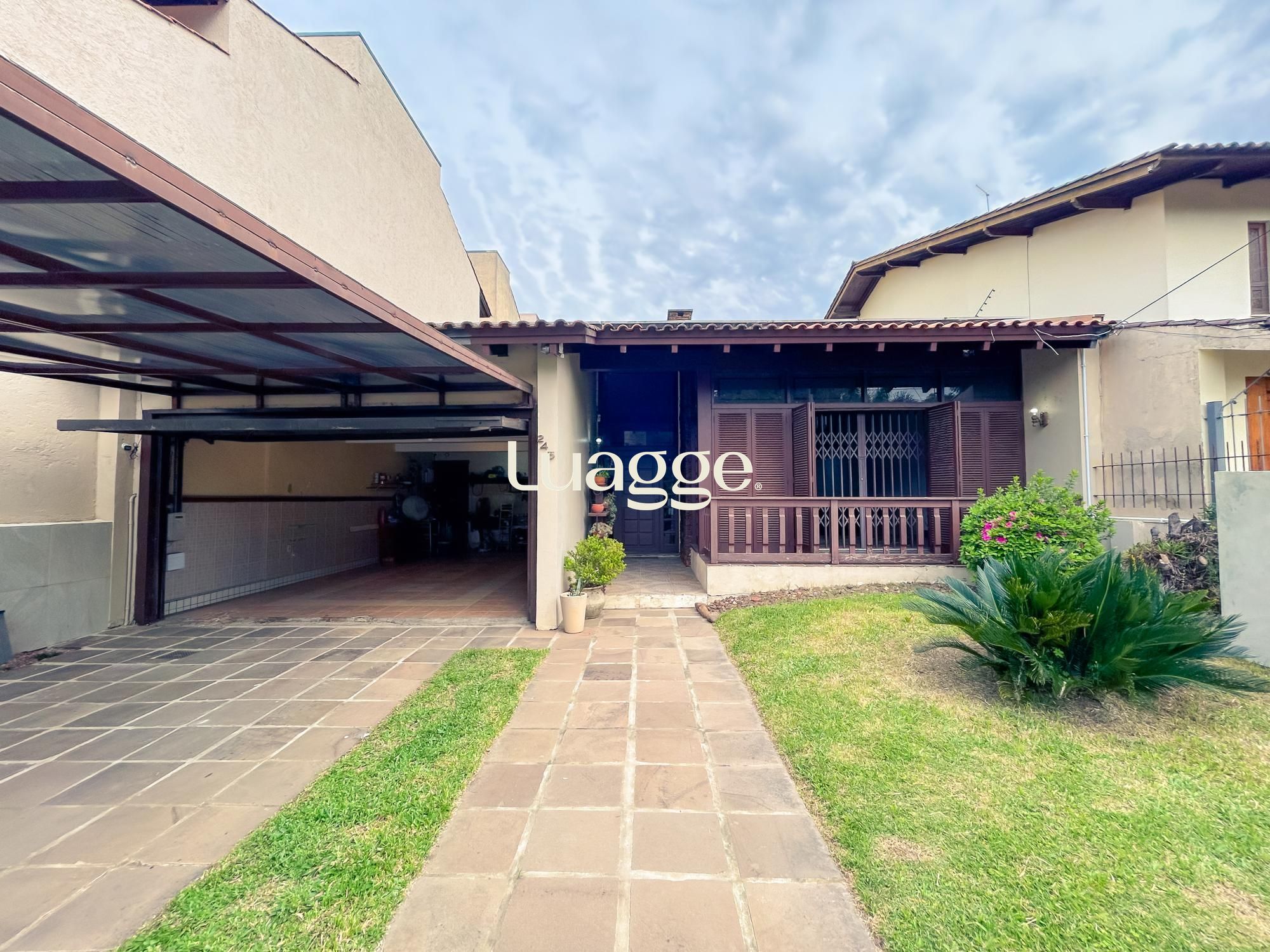 " Oportunidade" Linda Casa com 4 dormitórios, piscina, lareira e Salão de festas semimobiliada  Bairro Vila assunção