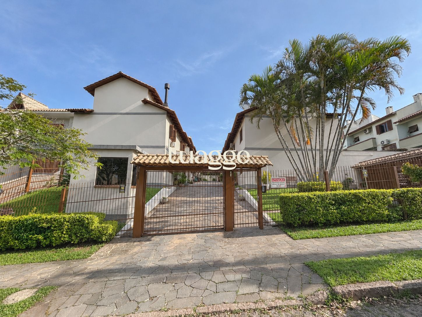 Casa em condomínio com piscina privativa.