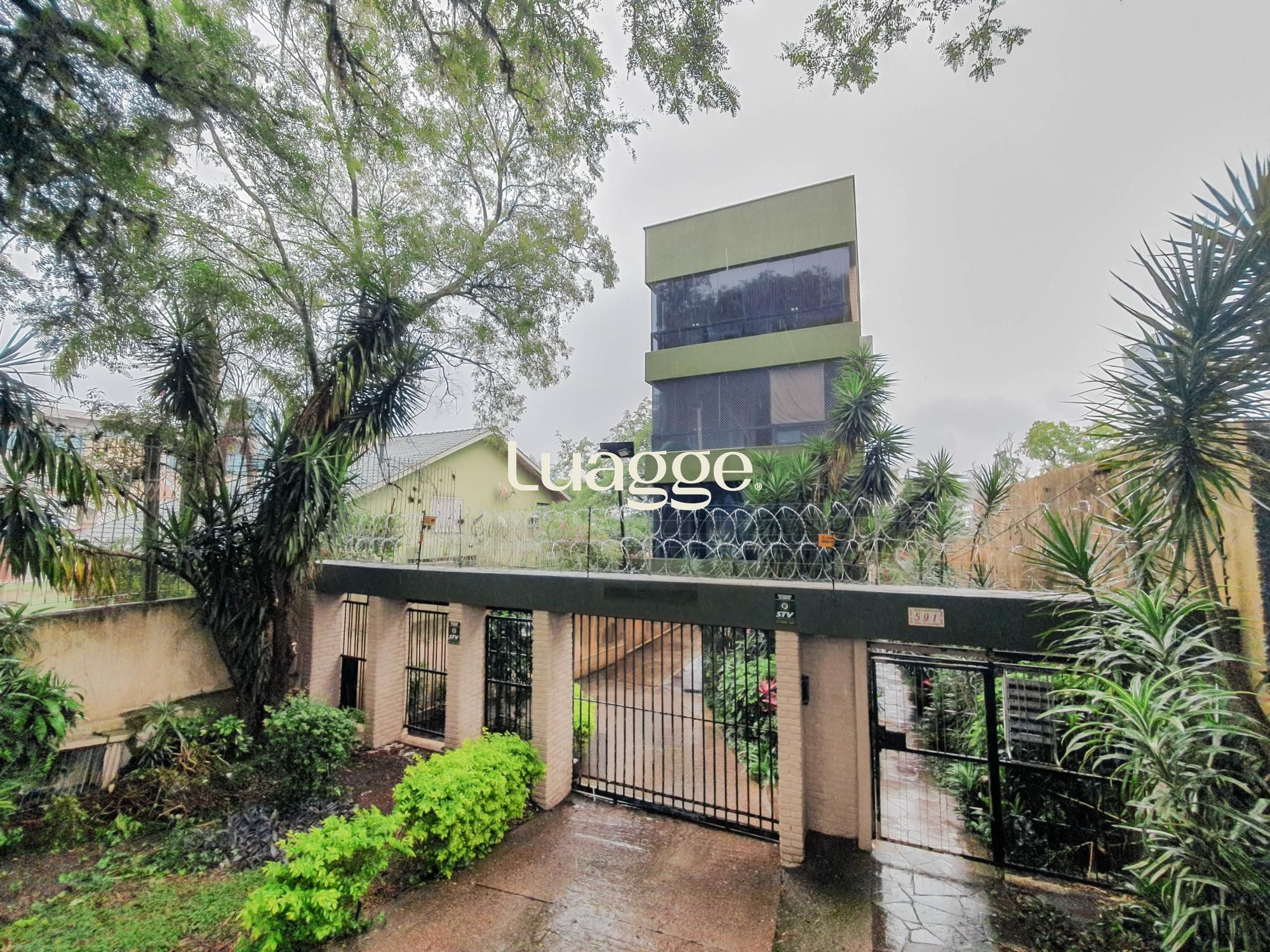 Amplo apartamento de 2 dormitórios, sendo 1 suíte, e uma  ótima dependência de empregada, 3 banheiros, em localização privilegiada no  Bairro Cristal.