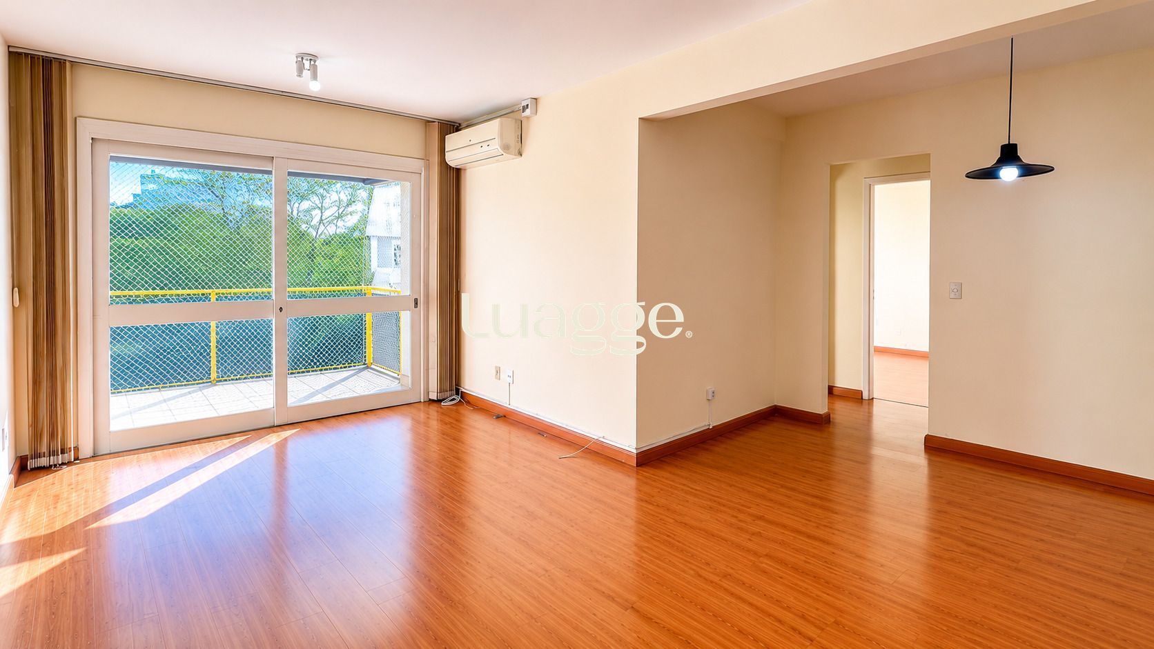 Apartamento 2 Dormitórios, 1 vaga, sacada com churrasqueira à venda-Menino Deus