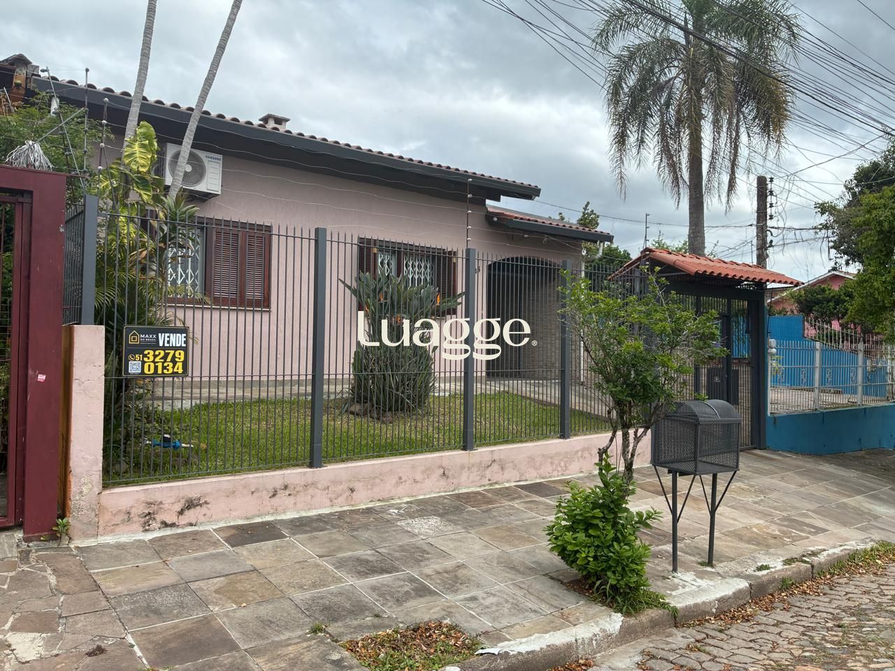 RESIDENCIA NO PARQUE SANTA FÉ RECENTEMENTE REFORMADA COM TRES DORMITORIOS, ESCRITORIO, SALÃO DE FESTAS, PISCINA, CHURRASQUEIRA.