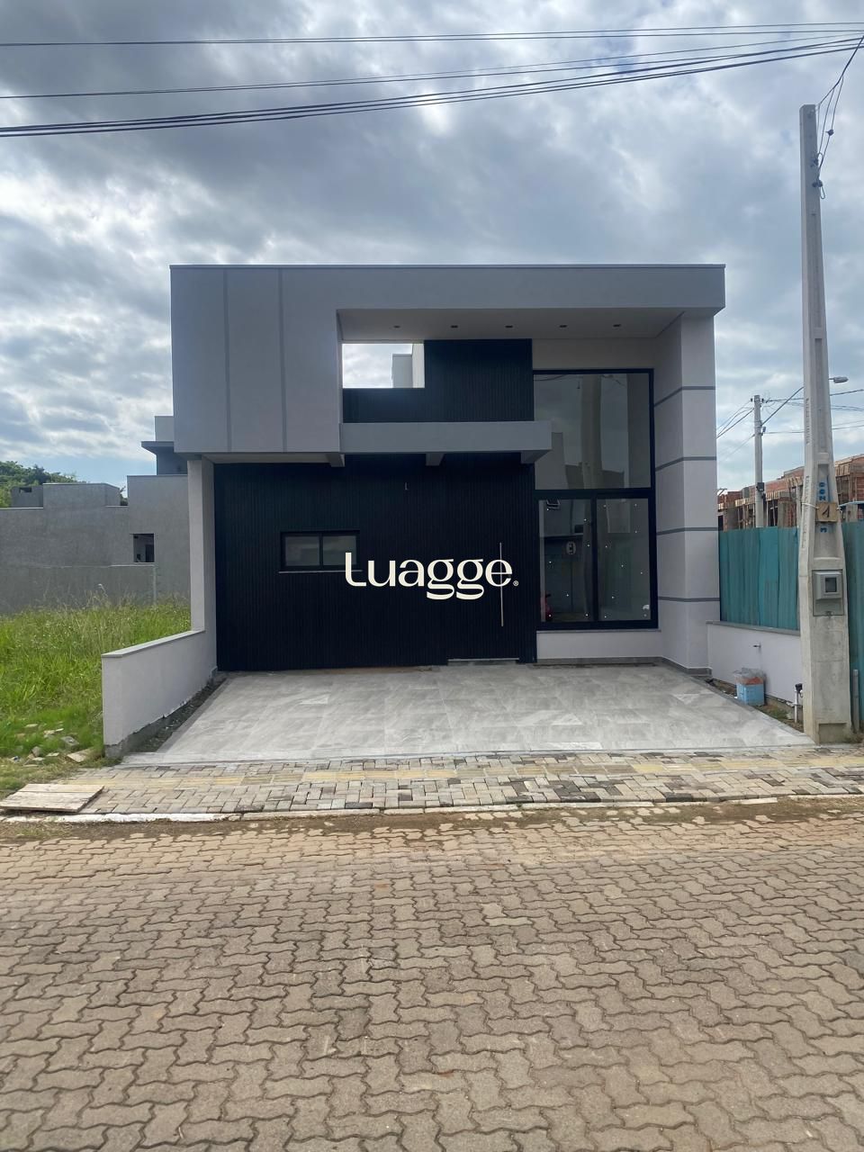 Casa em Condomínio 3 dorm, 151m², sala, cozinha, banheiro, varanda, churrasqueira.