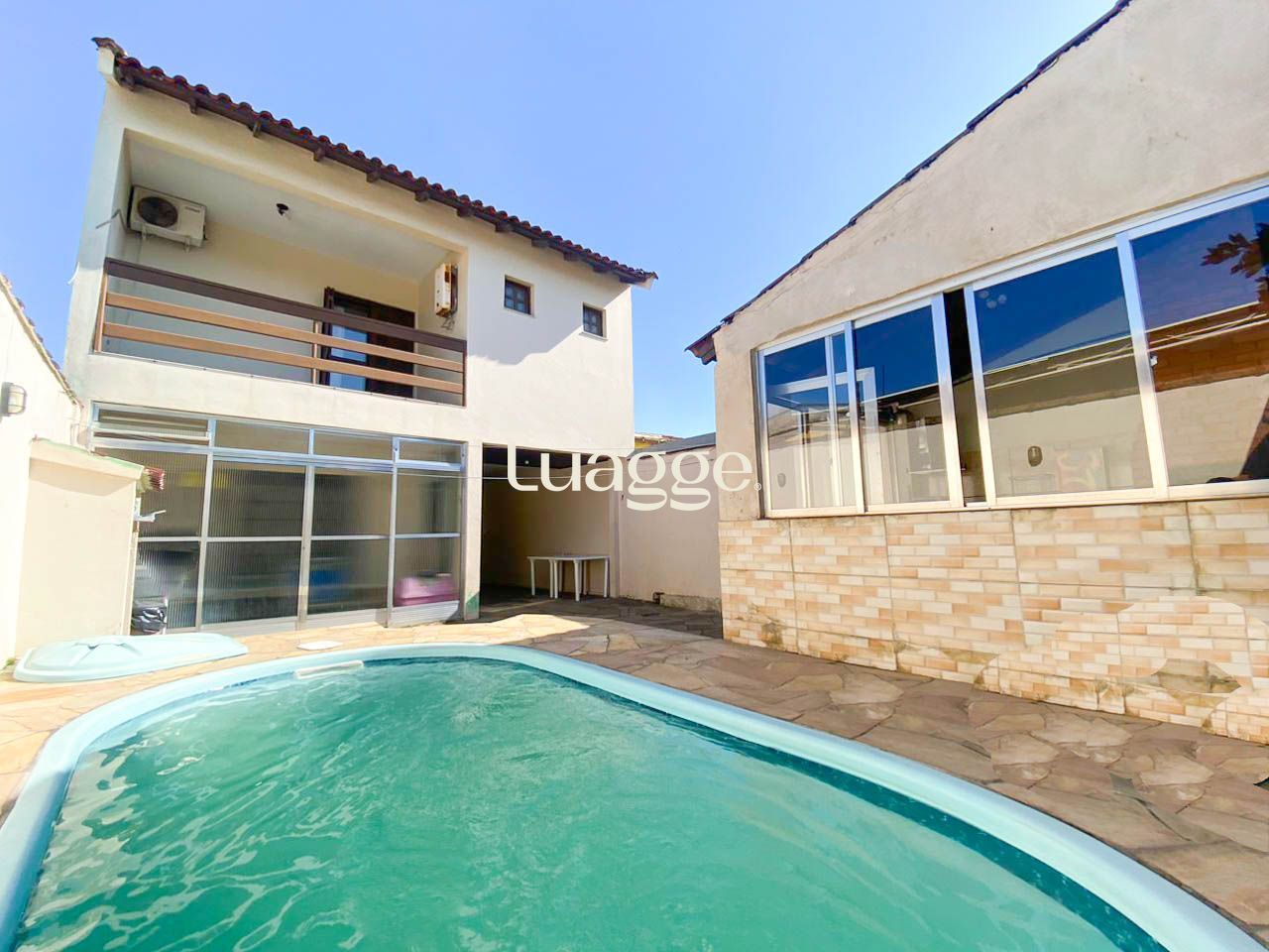 Casa à venda com 3 quartos, 219m² - Foto 1