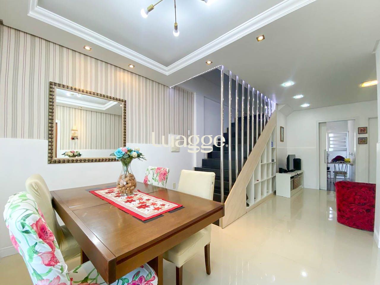 Casa à venda com 3 quartos, 198m² - Foto 1