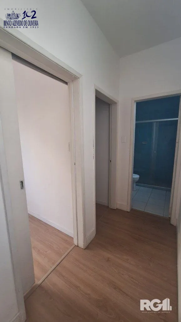 Entrad par os quartos e banheiro