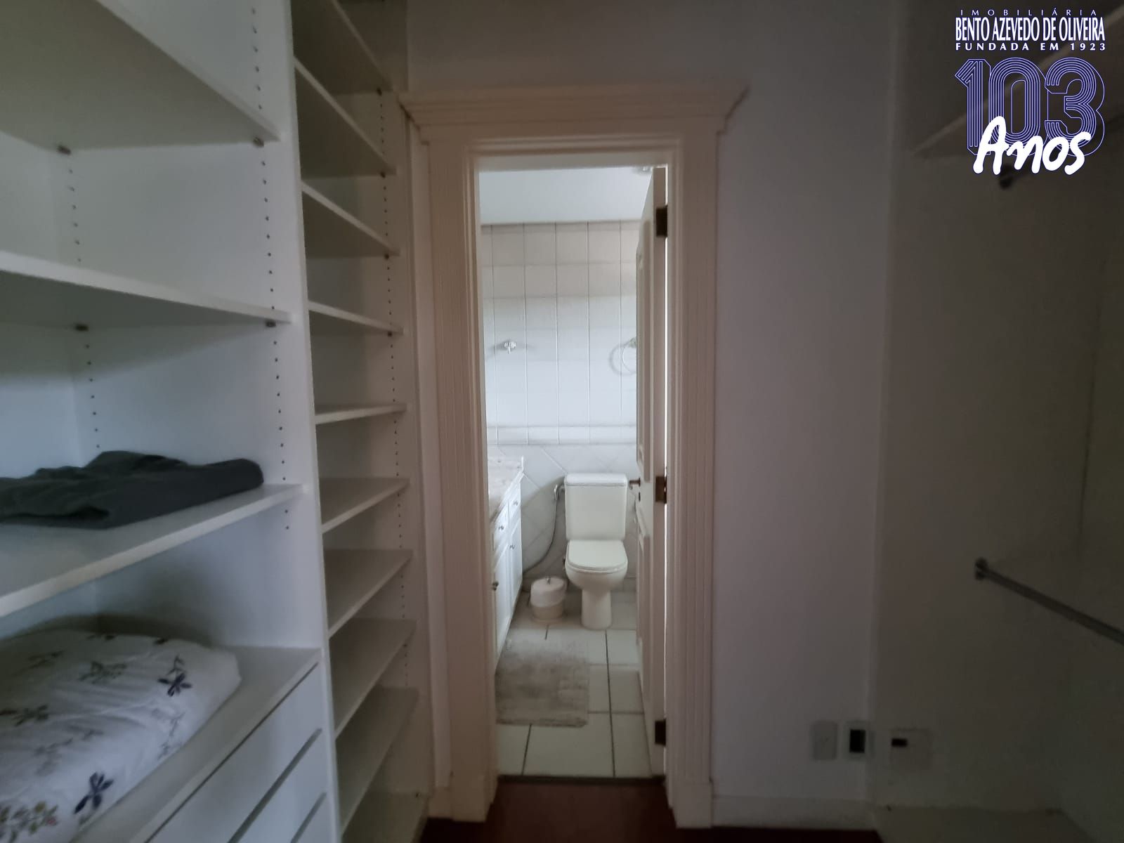 Closet e banheiro da suíte 2