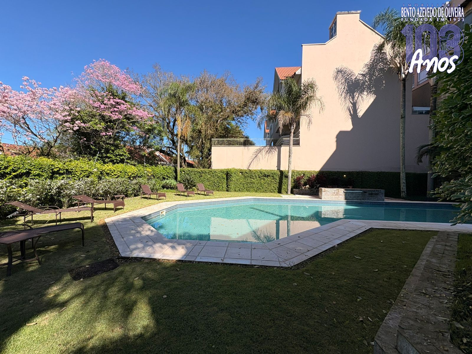 Piscina no condomínio