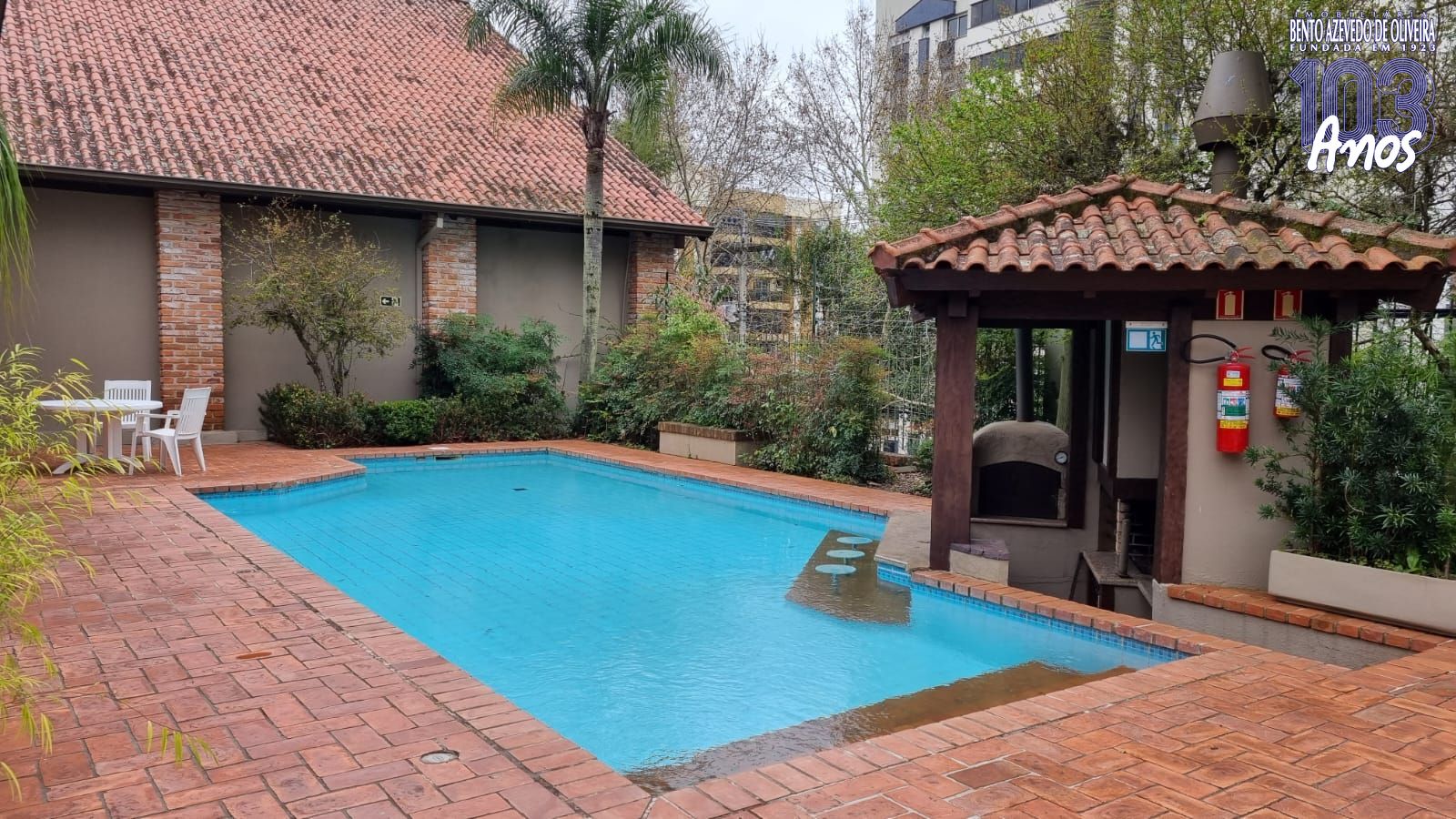 Piscina no condomínio