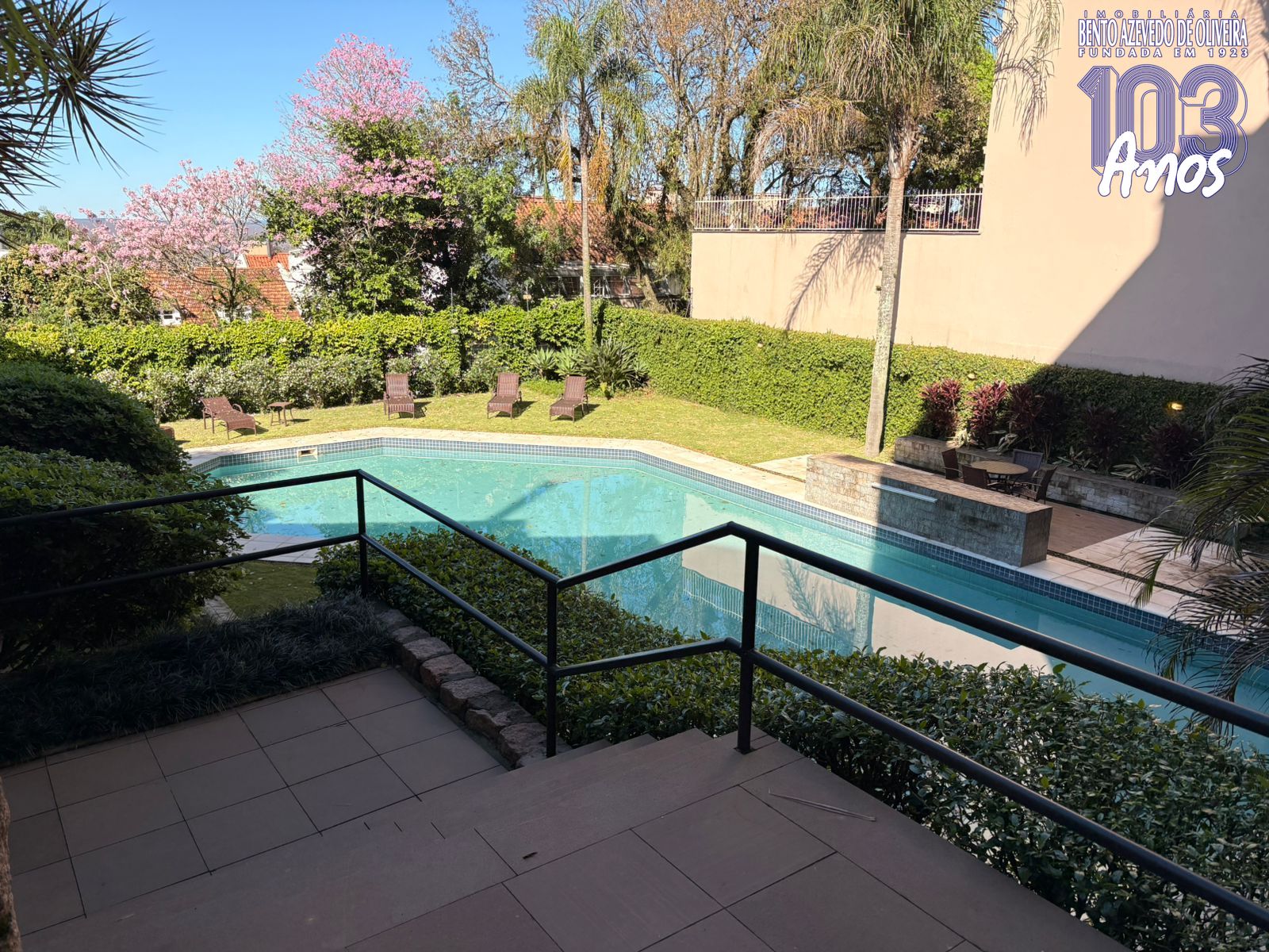 Piscina no condomínio