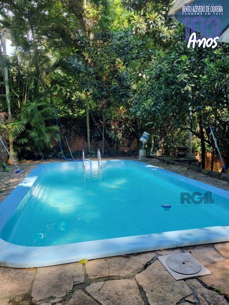 Piscina em meio ao verde