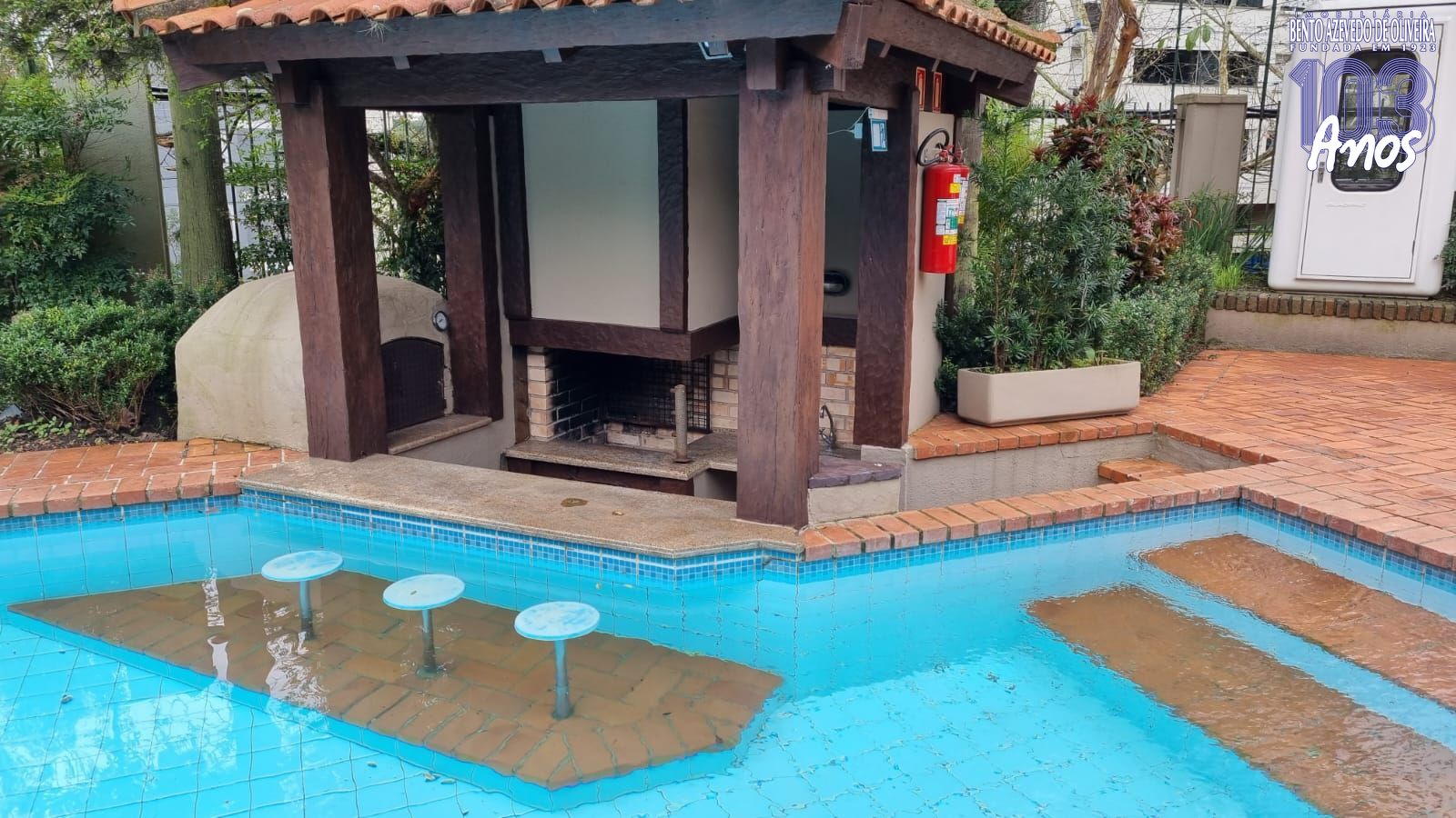 Piscina no condomínio