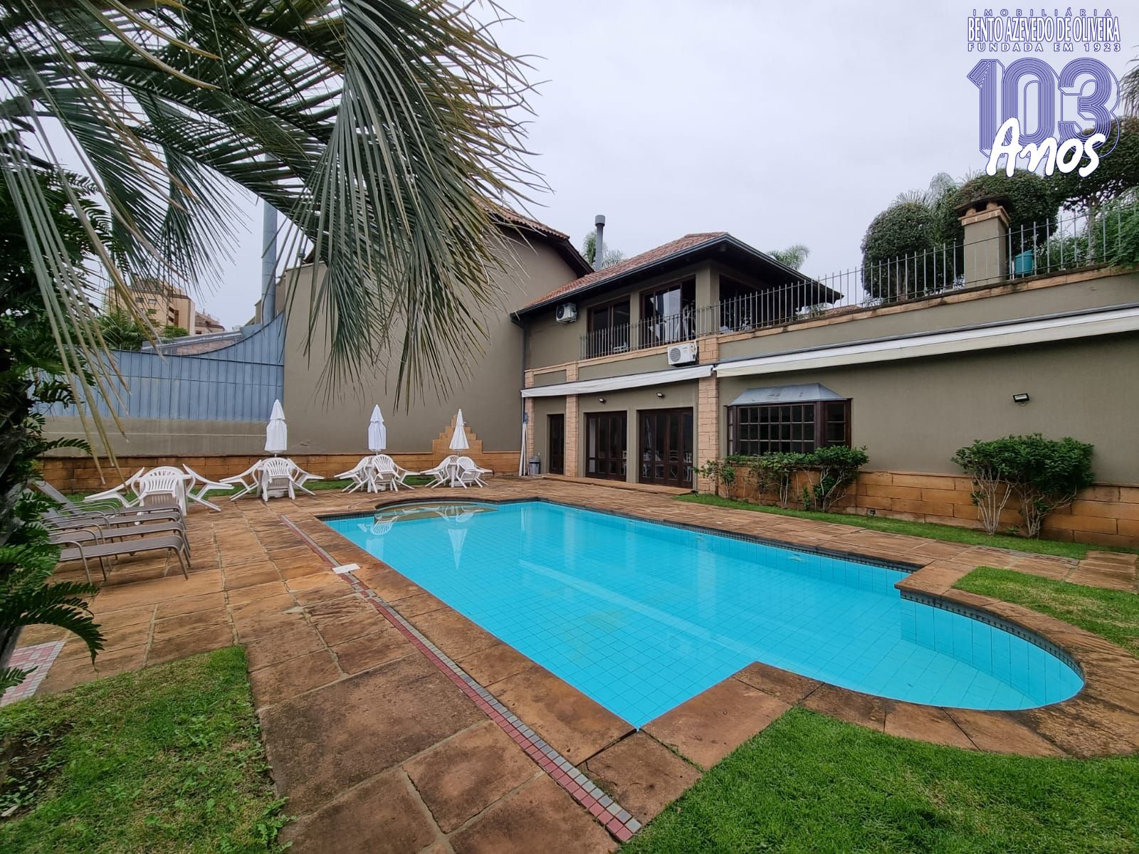 Piscina no condomínio
