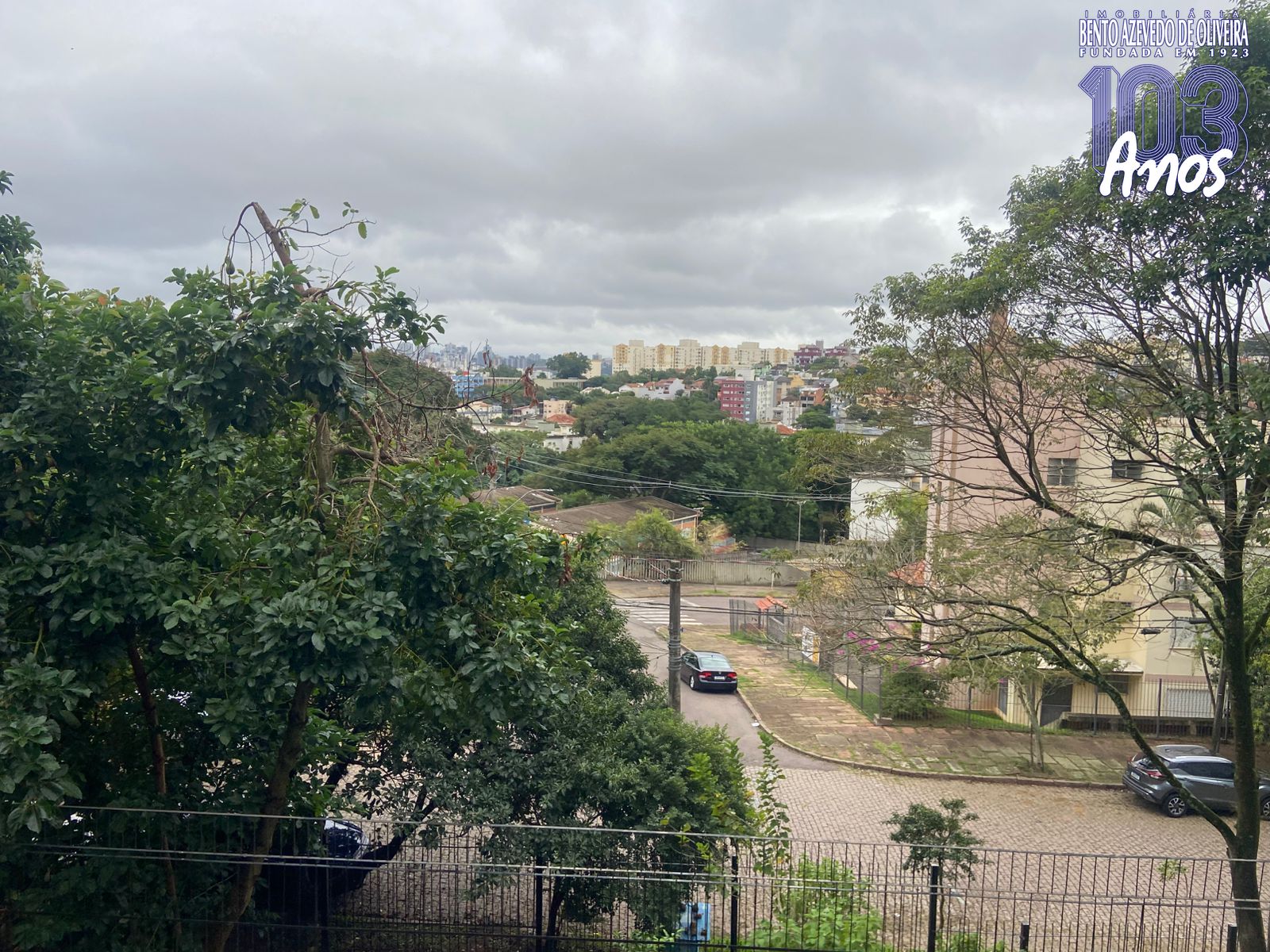VISTA DE UMA AREA DO PATIO DO PREDIO