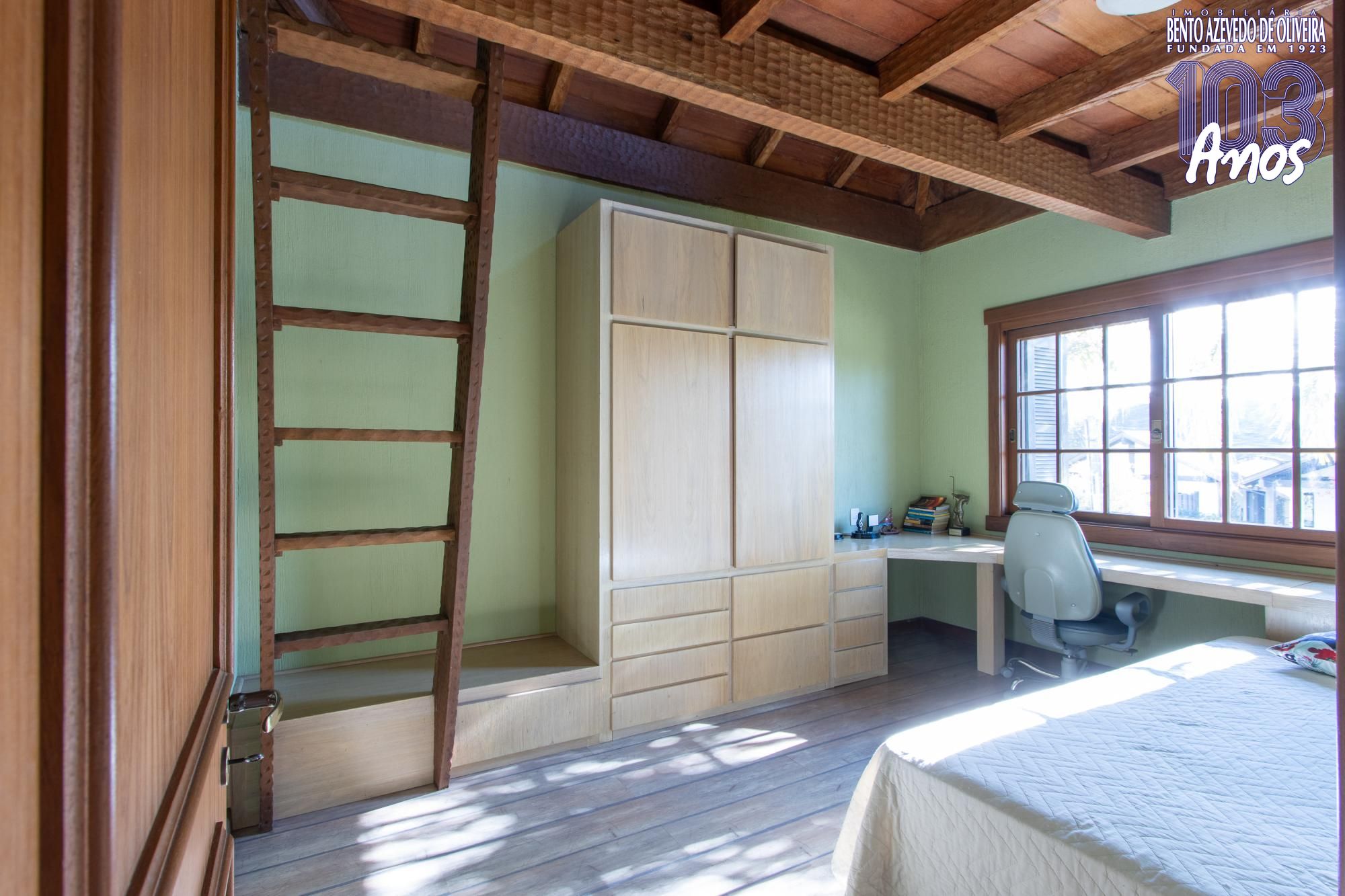 Quarto com mezanino.