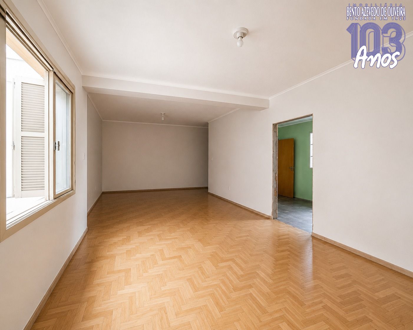 SALA-DE-ESTAR-AMPLA-COM-JANELA