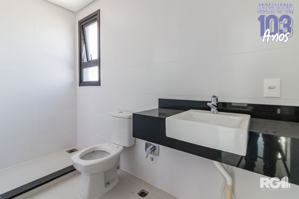 BANHEIRO-MODERNO-COM-ACABAMENTO-ELEGANTE