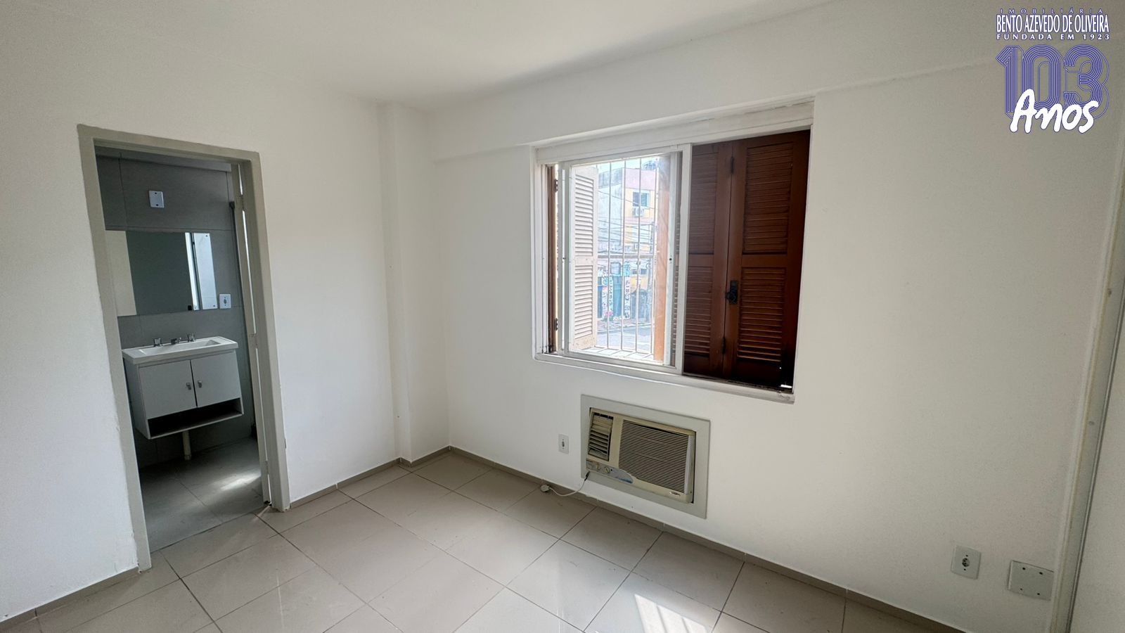 QUARTO-COM-JANELA-GRANDE