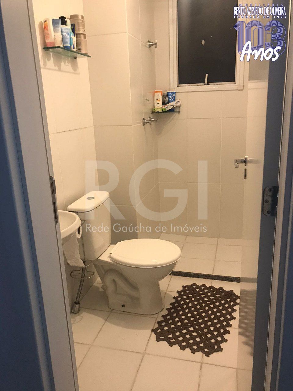 QUARTO-COM-JANELA-GRANDE