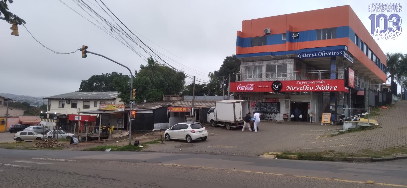 mercado na frente do prédio