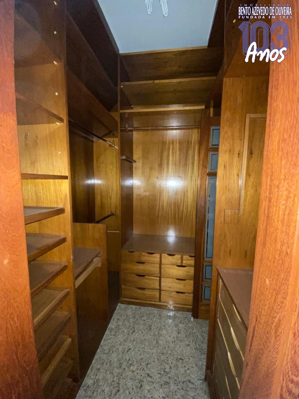 Closet suite