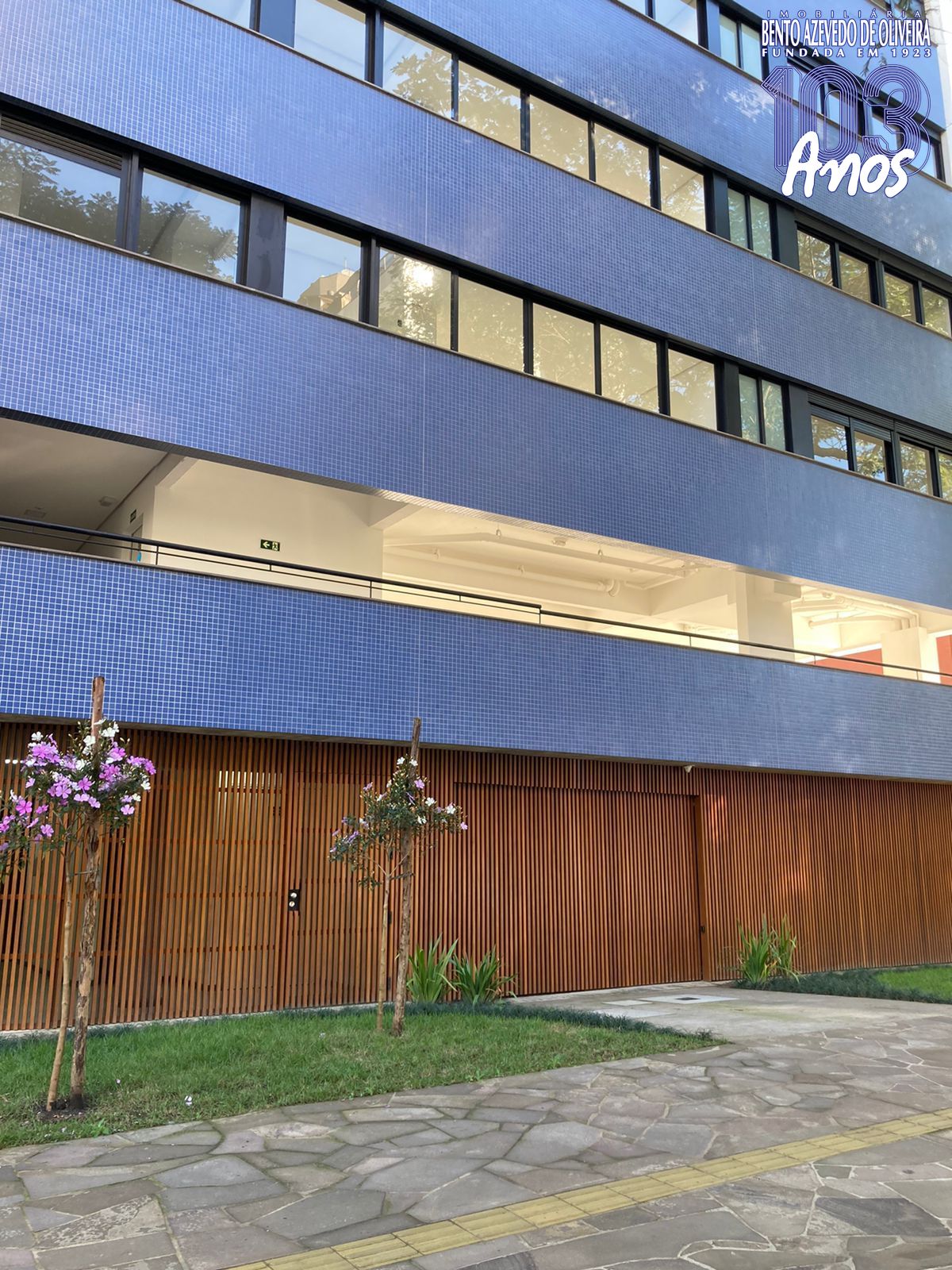 Fachada com garagens