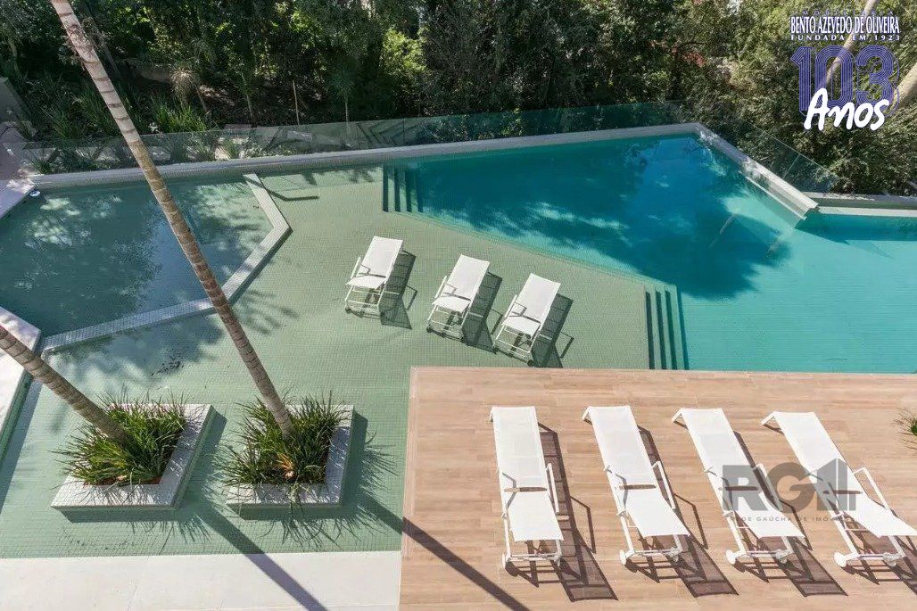 piscina com quebra gelo