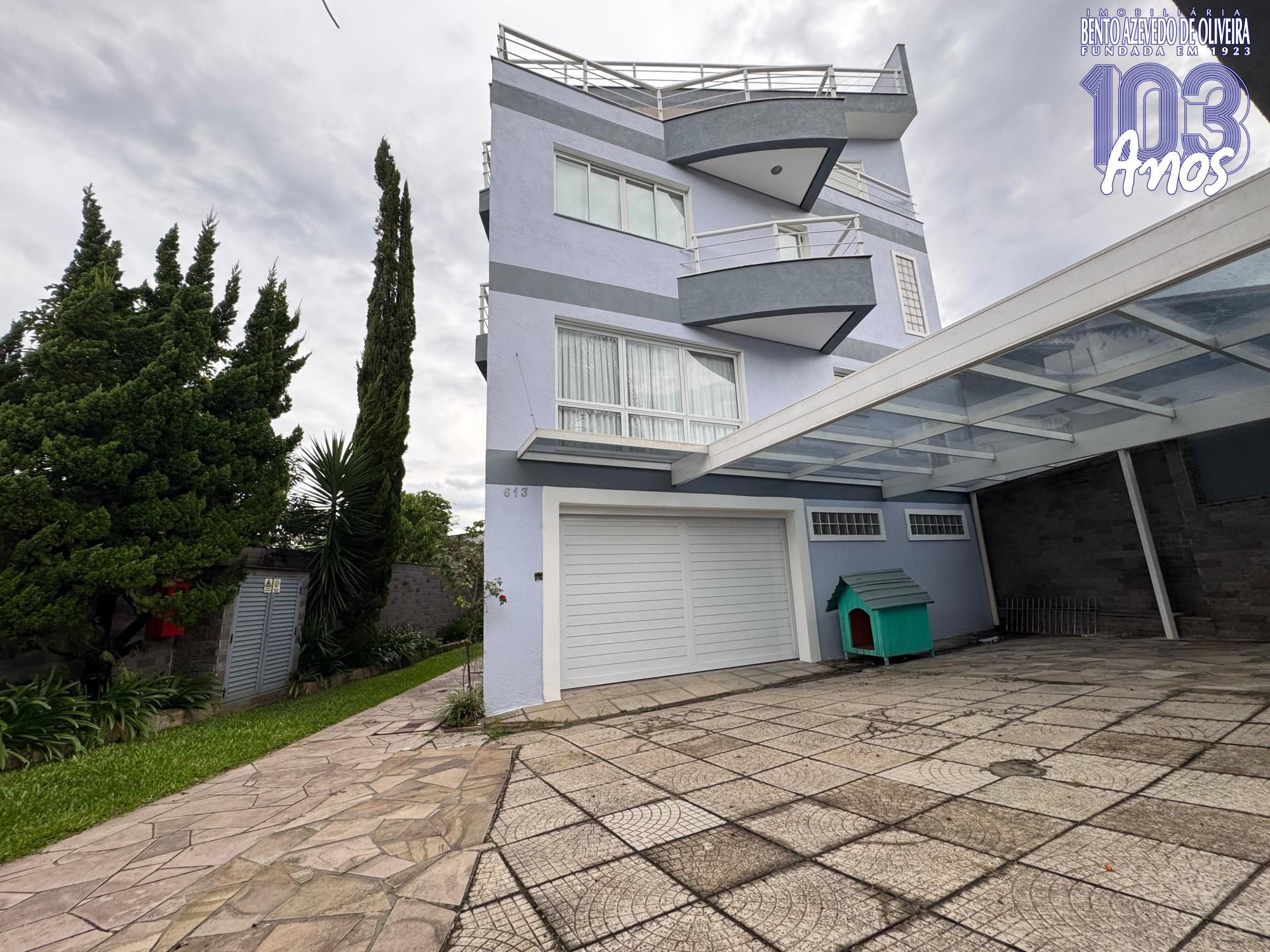 fachada da frente com garagens