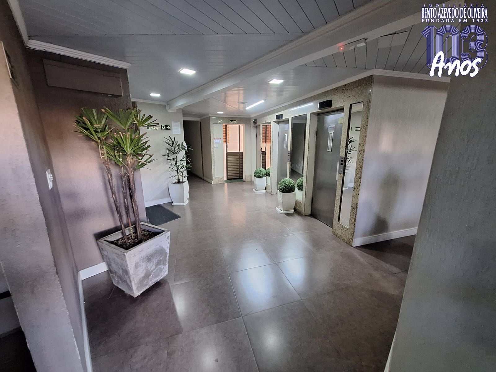 entrada social predio , elevadores