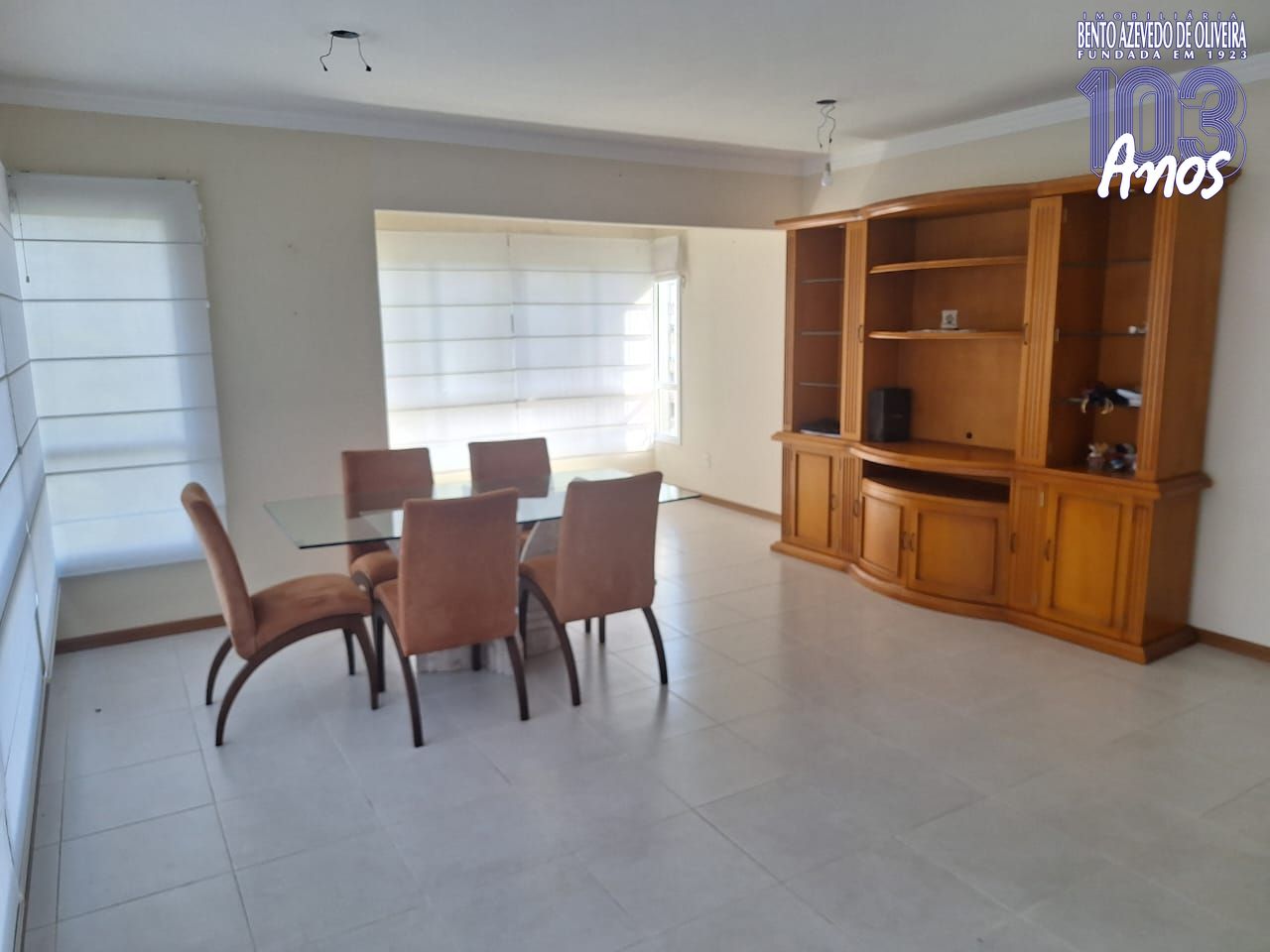 living com armário e mesa