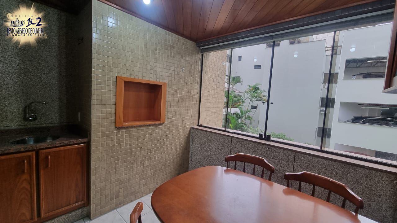 Sacada fechada com churrasqueira