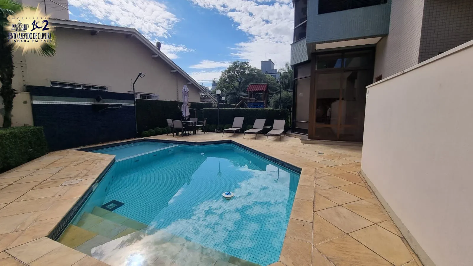 Piscina com quebra gelo
