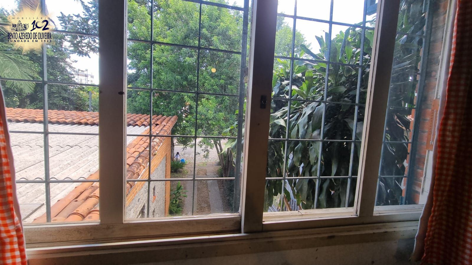 Vista da janela para frente da casa