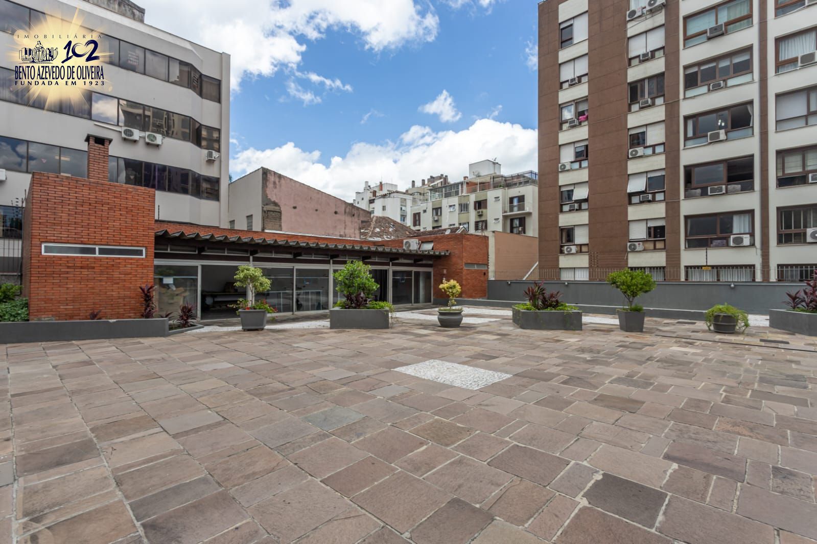 Churrasqueira no condomínioio e estacionamento rotativo para visitantes