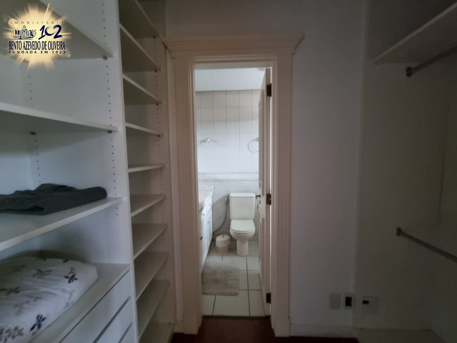 Closet e banheiro da suíte 2