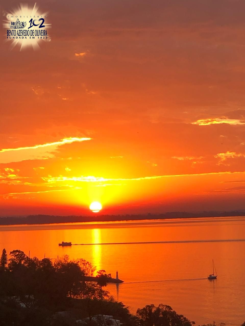 Por do sol da janela do apto